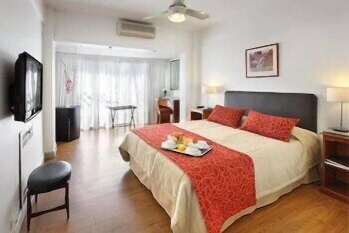 Edredons de pluma, cofres nos quartos, individualmente decorados