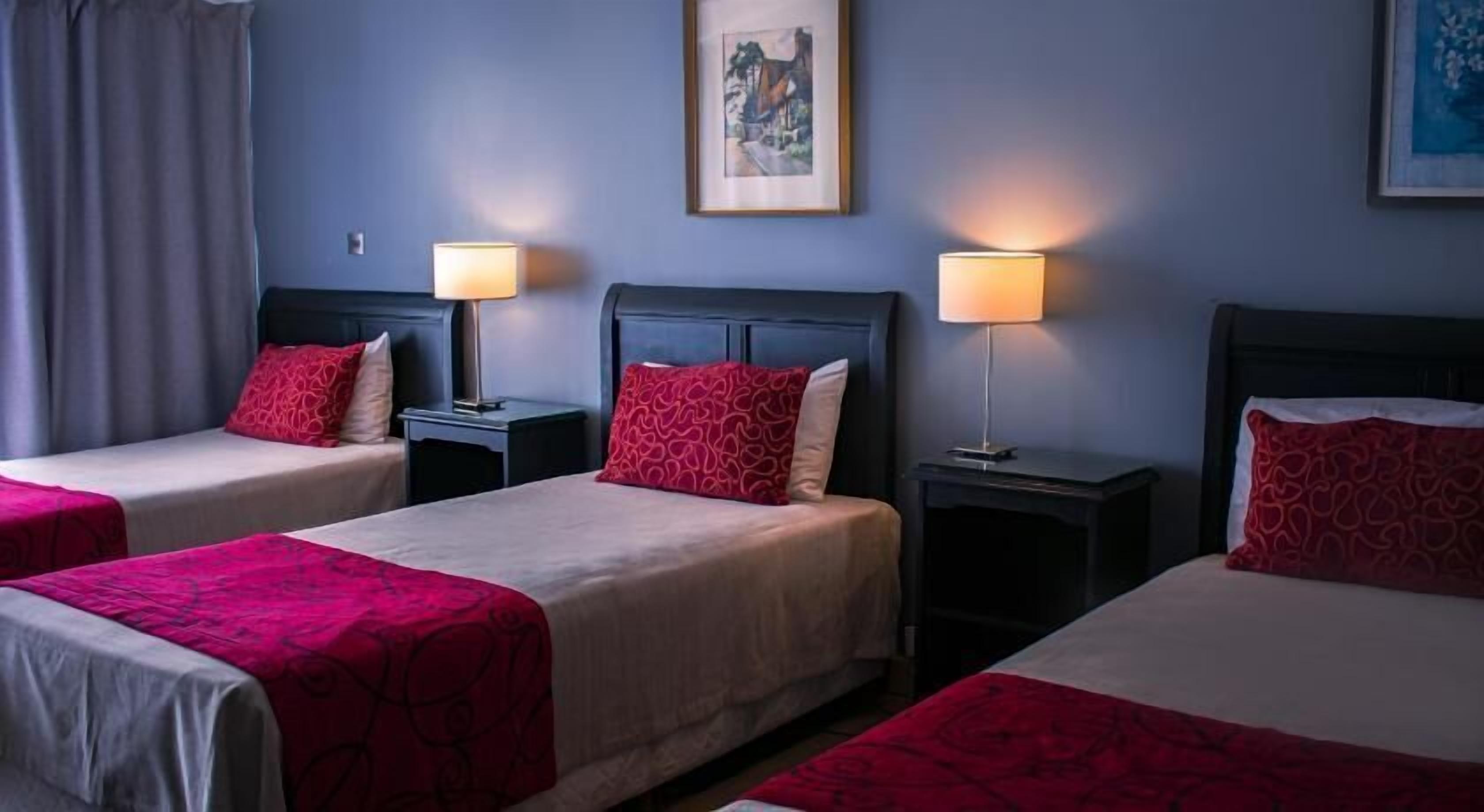 Edredons de pluma, cofres nos quartos, individualmente decorados