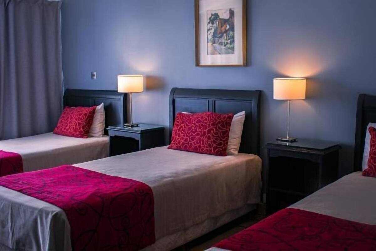 Edredons de pluma, cofres nos quartos, individualmente decorados