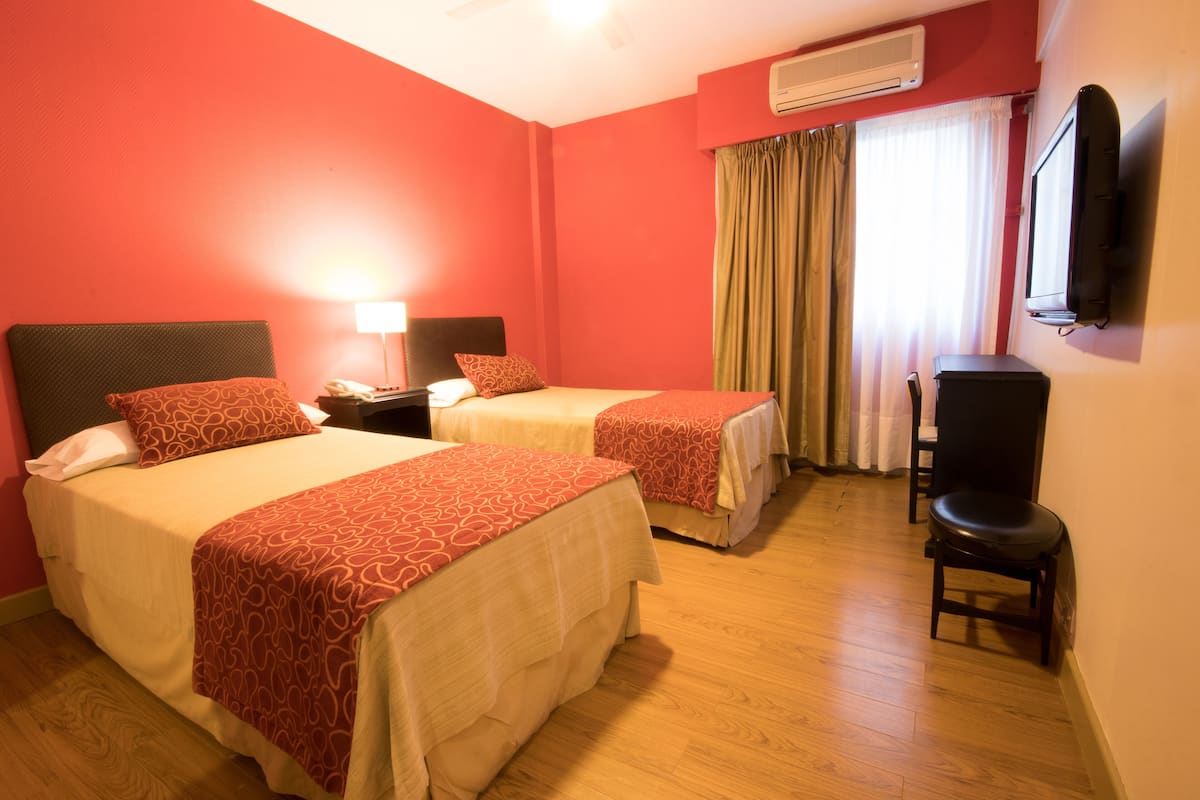 Traditional Triple Room | Down duvets, in-room safe, individually decorated, desk