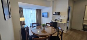 패밀리 아파트 | 거실 공간 | 케이블 채널 시청이 가능한 32인치 평면 TV, TV