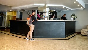 A reception area with a marble floor, a reception desk, and a clock on the wall. - Gran Hotel Buenos Aires (Buenos Aires)