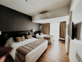 Apartamento família | Edredons de pluma, cofres nos quartos, escrivaninha, cortinas blackout