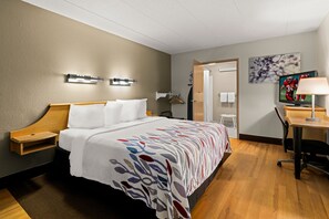 Superior-rum - 1 kingsize-säng - tillgänglighetsanpassat (Roll-In Shower, Smoke Free) | 1 sovrum, värdeförvaringsskåp på rummet och skrivbord