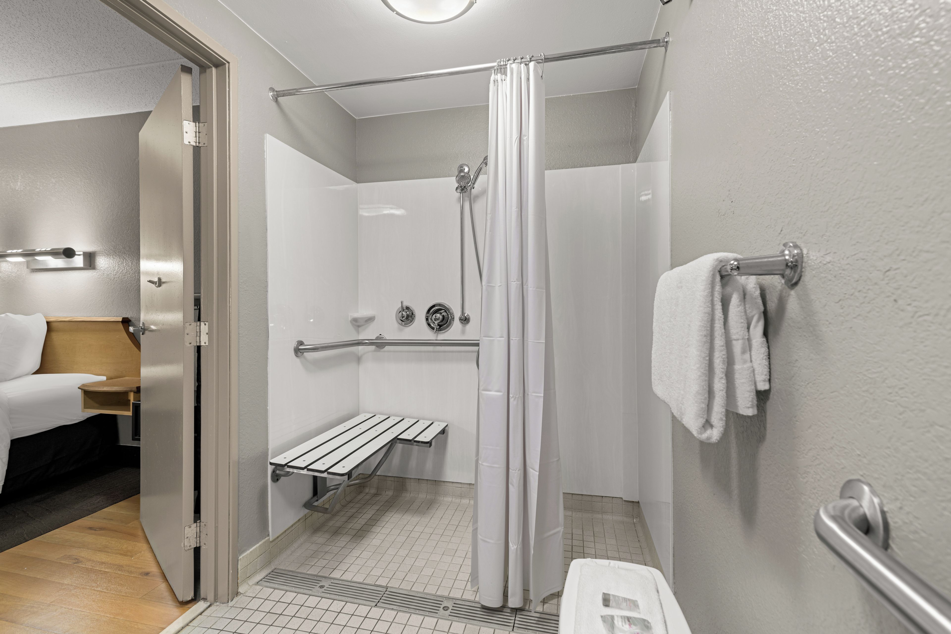 Habitació superior, 1 llit de matrimoni gran, accessible (Roll-In Shower, Smoke Free) | Bany | Combinació de dutxa i banyera 