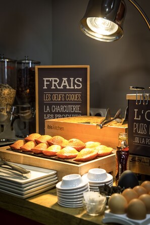 Tägliches Frühstücksbuffet (13.90 EUR pro Person)