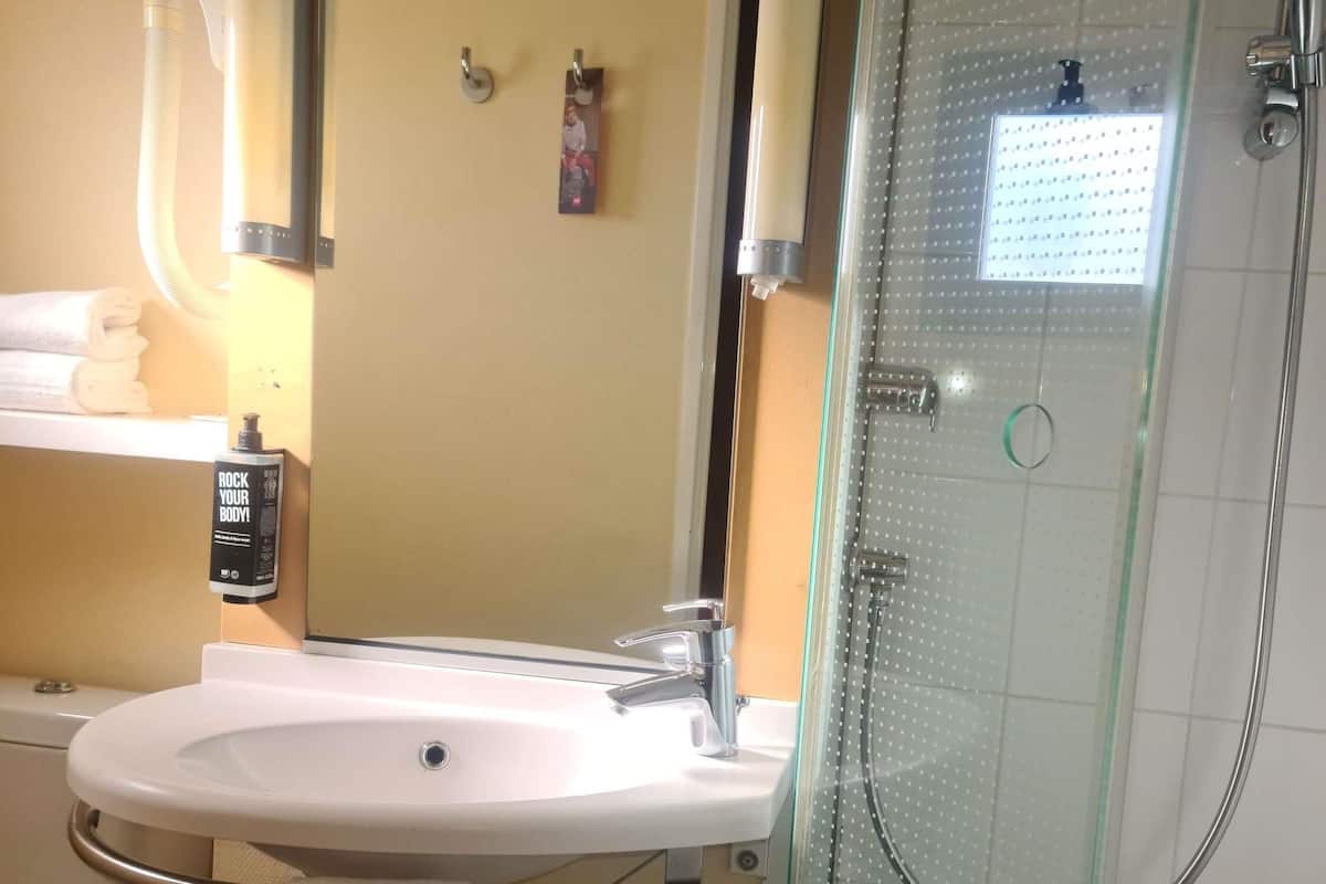 Premium bedding, desk, blackout drapes, soundproofing