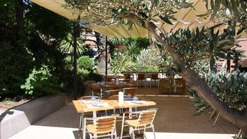 Serveert ontbijt, lunch, diner, Franse gerechten