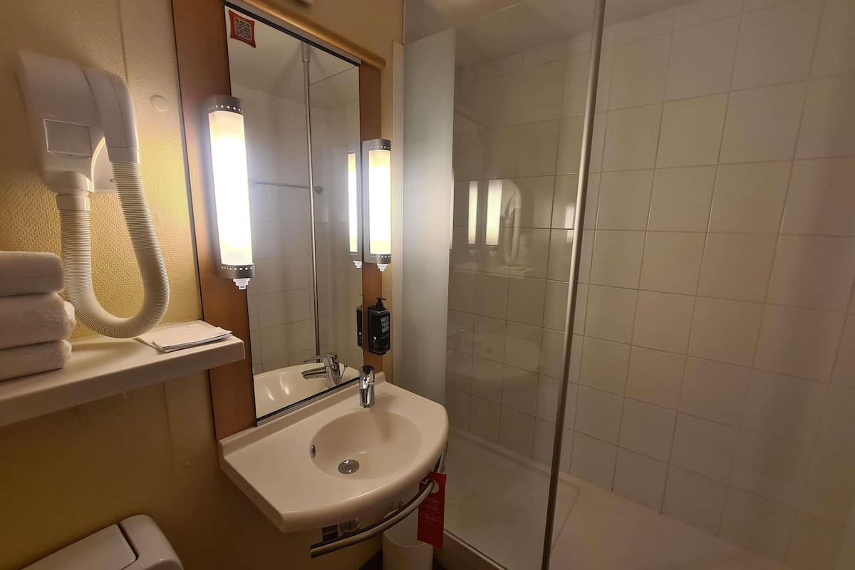 Roba de llit d'alta qualitat, escriptori i cortines opaques