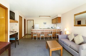 套房, 1 張特大雙人床, 非吸煙房 | 書桌、筆電工作空間、熨斗/熨衣板、折疊床/加床