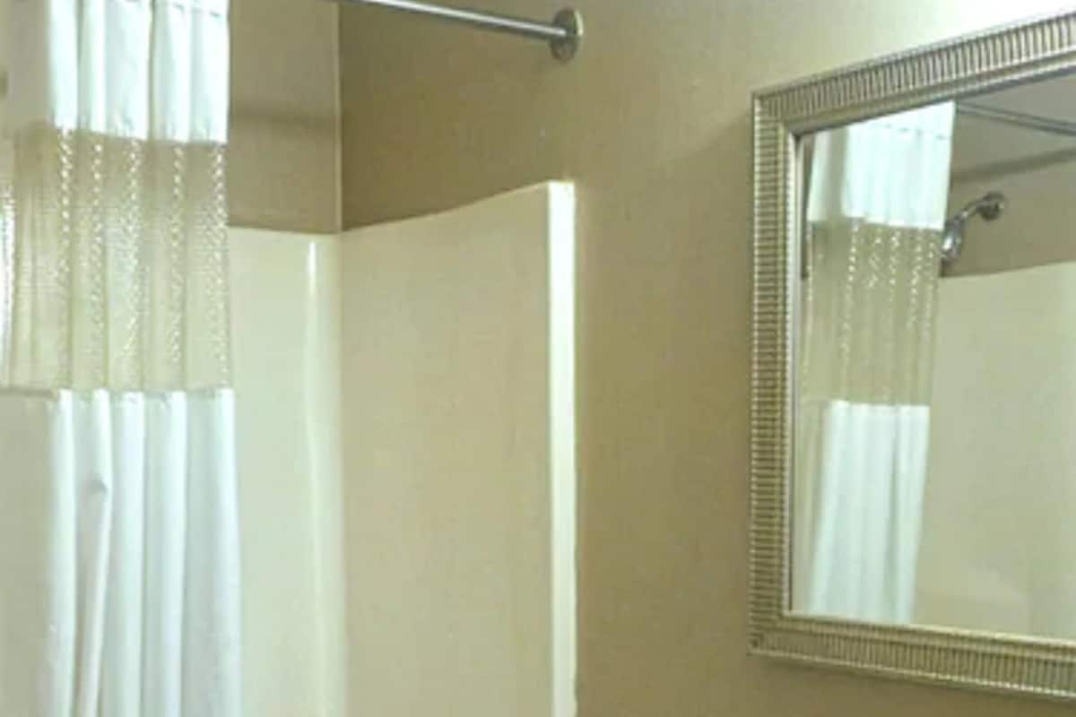 Combined shower/tub, eco-friendly toiletries, hair dryer, towels