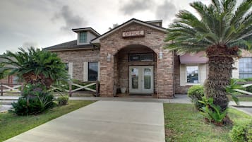 Pintu masuk properti