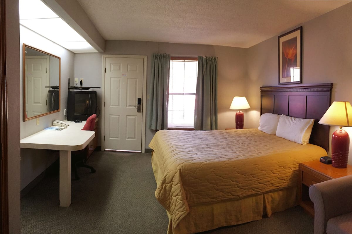 Desk, laptop workspace, iron/ironing board, rollaway beds