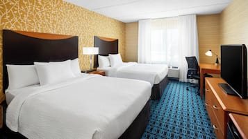 Huone, 2 keskisuurta parisänkyä | Tallelokero huoneessa, työpöytä, pimennysverhot, silitysrauta/-lauta