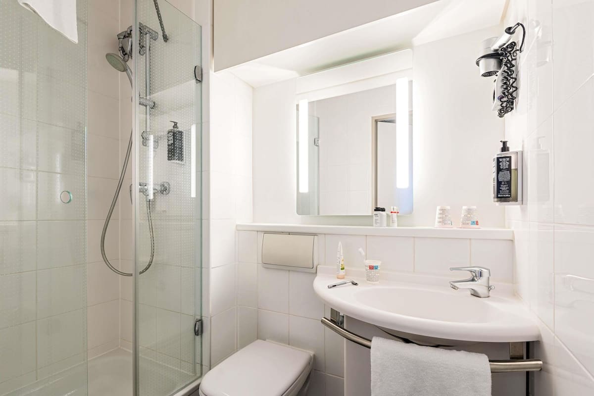 Standaard kamer, 2 eenpersoonsbedden | Hypoallergeen beddengoed, een bureau, verduisterende gordijnen