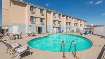 Una piscina al aire libre de temporada
