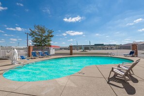 Seasonal outdoor pool - Super 8 by Wyndham Jasper (Jasper)