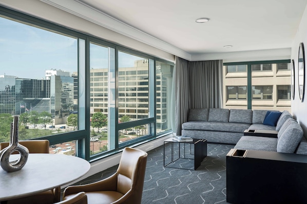 Premium bedding, pillow-top beds, in-room safe, desk - Renaissance Baltimore Harborplace Hotel (Baltimore)