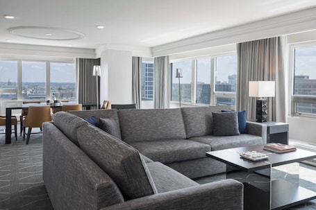 TV a schermo piatto 37 pollici con canali via cavo, TV. Renaissance Baltimore Harborplace Hotel