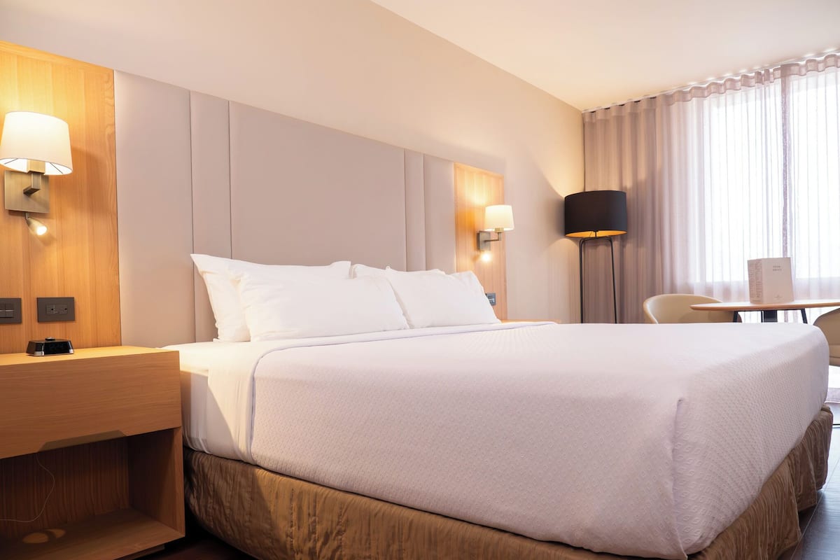 Standard Room, 1 King Bed, Club Lounge Access | Premium bedding, down comforters, in-room safe, desk