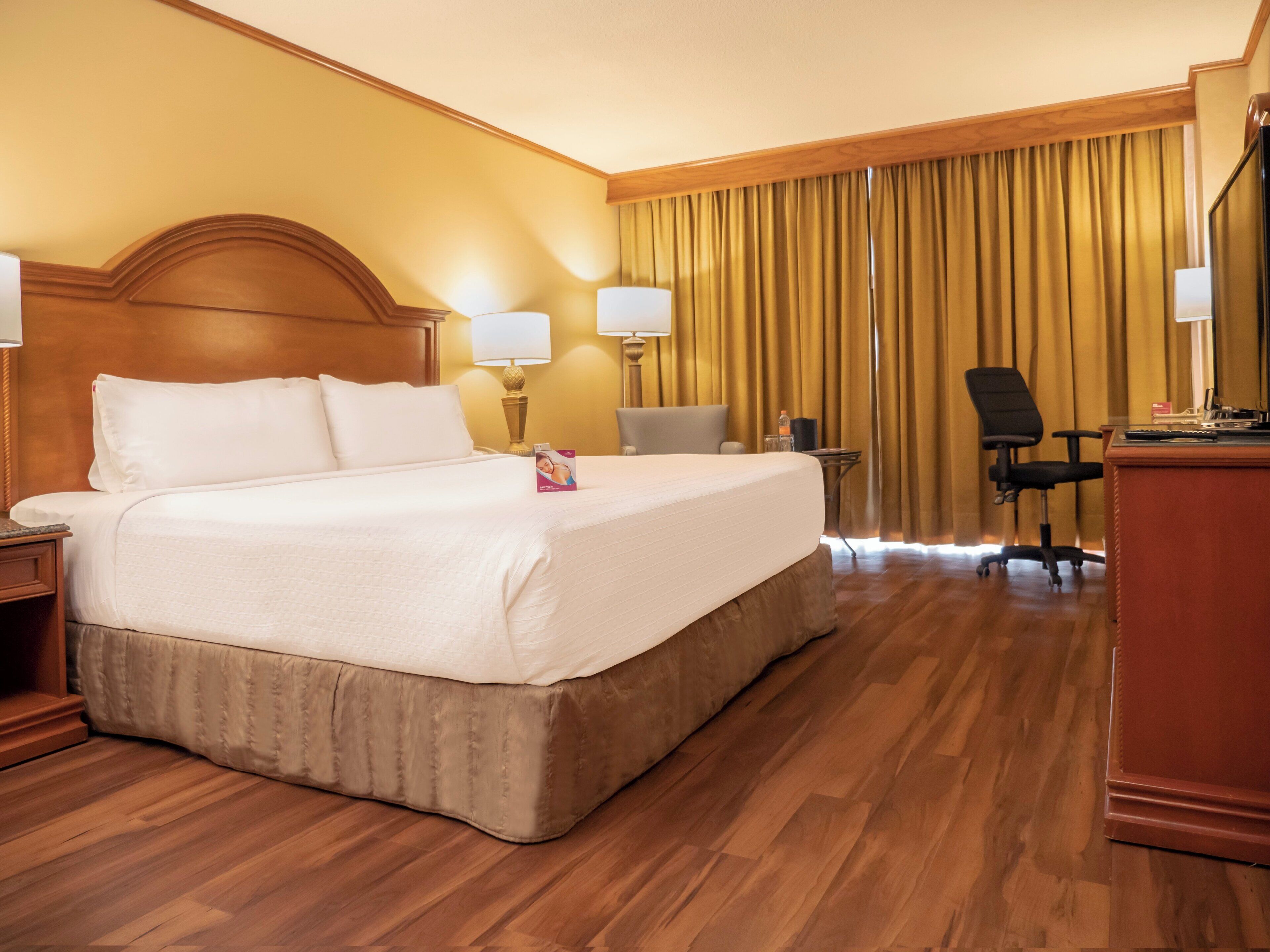 Standard Room, 1 King Bed | Premium bedding, down comforters, in-room safe, desk