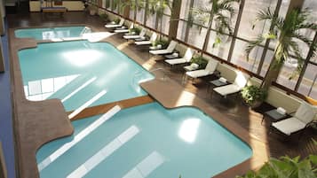 Kolam renang indoor, dengan kursi berjemur