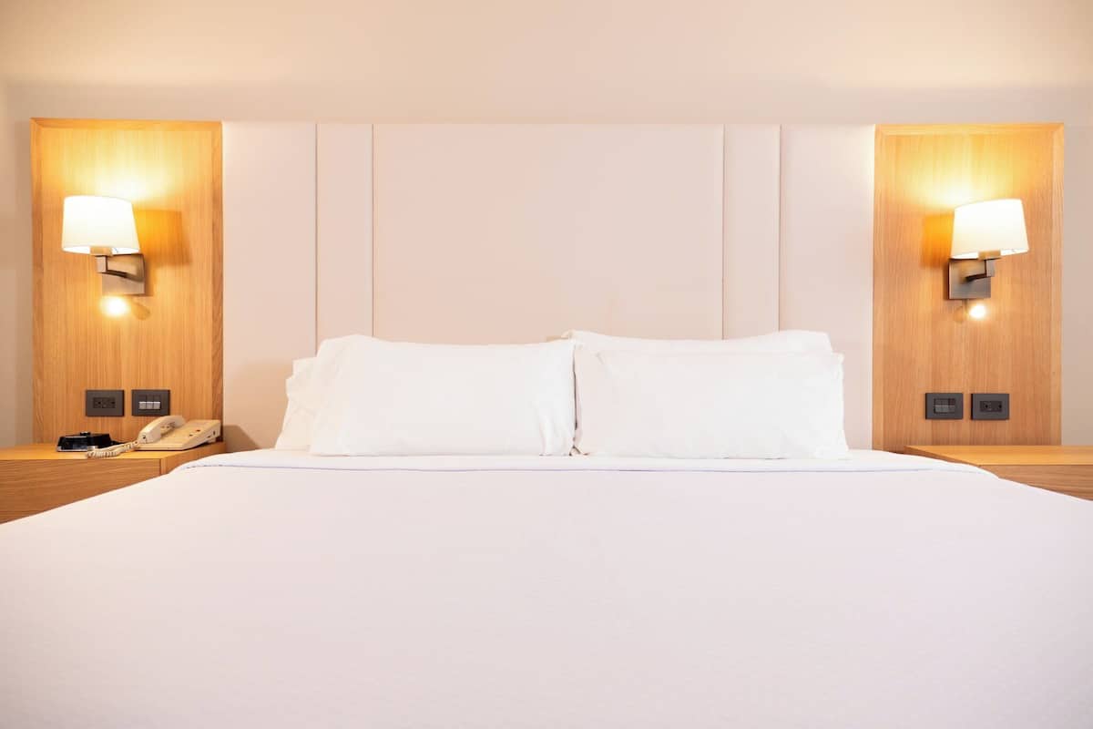 Roupas de cama premium, edredons de pluma, cofres nos quartos