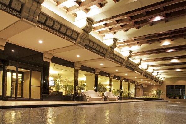 Property entrance - Crowne Plaza Monterrey by IHG (Monterrey)