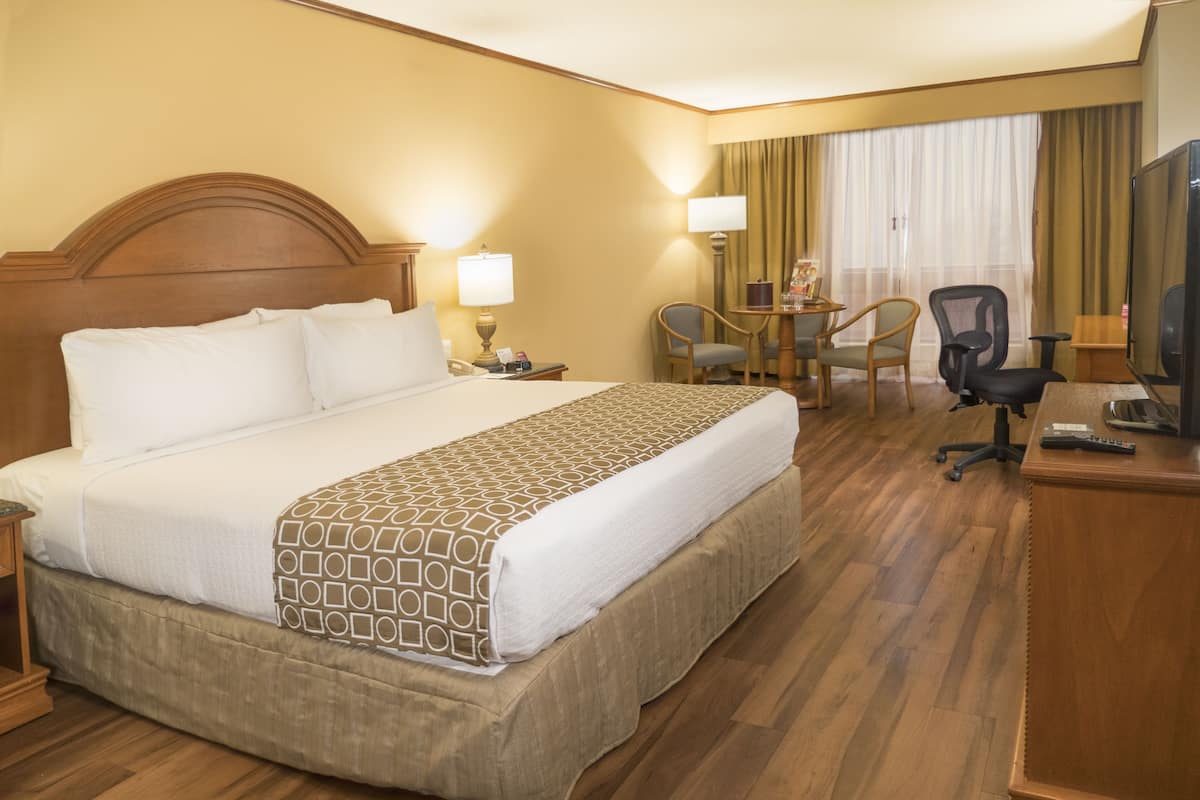 Standard Room, 1 King Bed (Low Floor) | Premium bedding, down comforters, in-room safe, desk