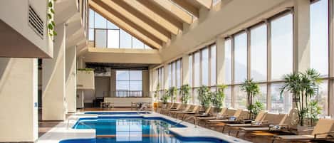 Indoor pool, sun loungers