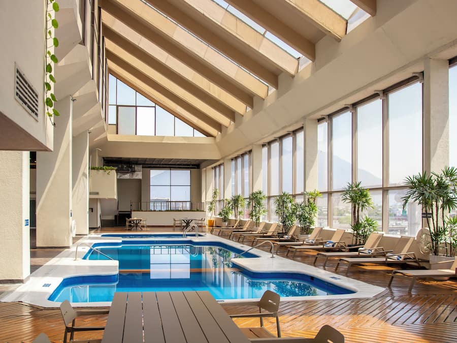 Una piscina cubierta, tumbonas
