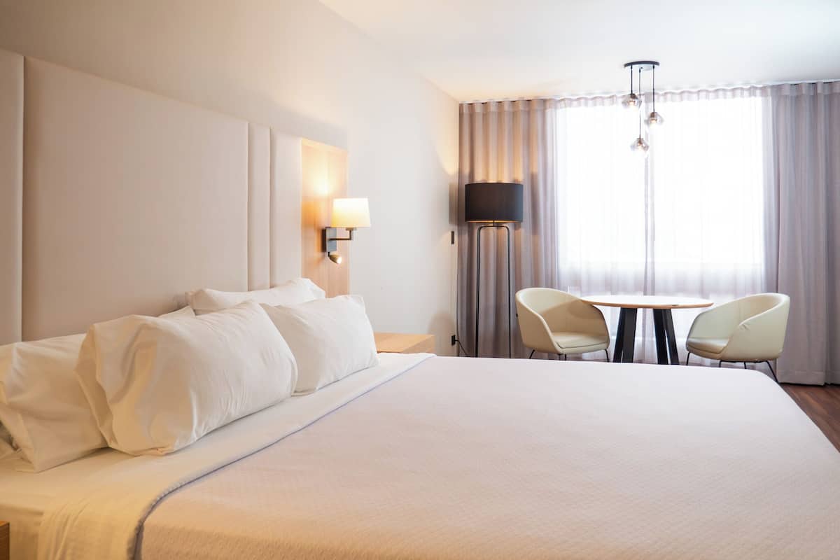 Roupas de cama premium, edredons de pluma, cofres nos quartos