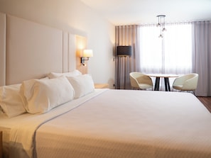 标准房, 1 张特大床 (Low Floor) | 高档床上用品、羽绒被、客房内保险箱、办公桌