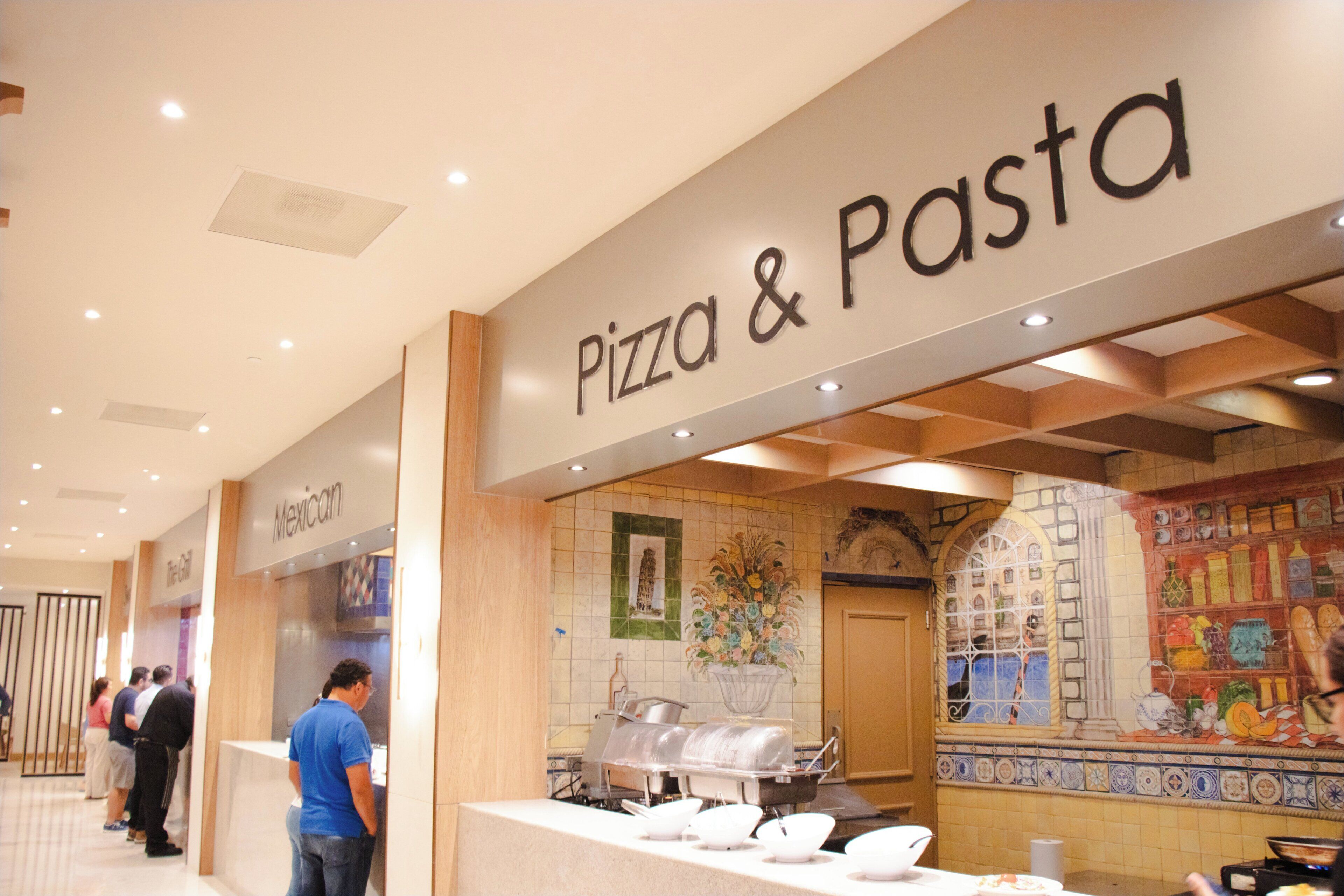 Un restaurante con un letrero que dice "Pizza & Pasta" y otro letrero que indica "Mexicano".