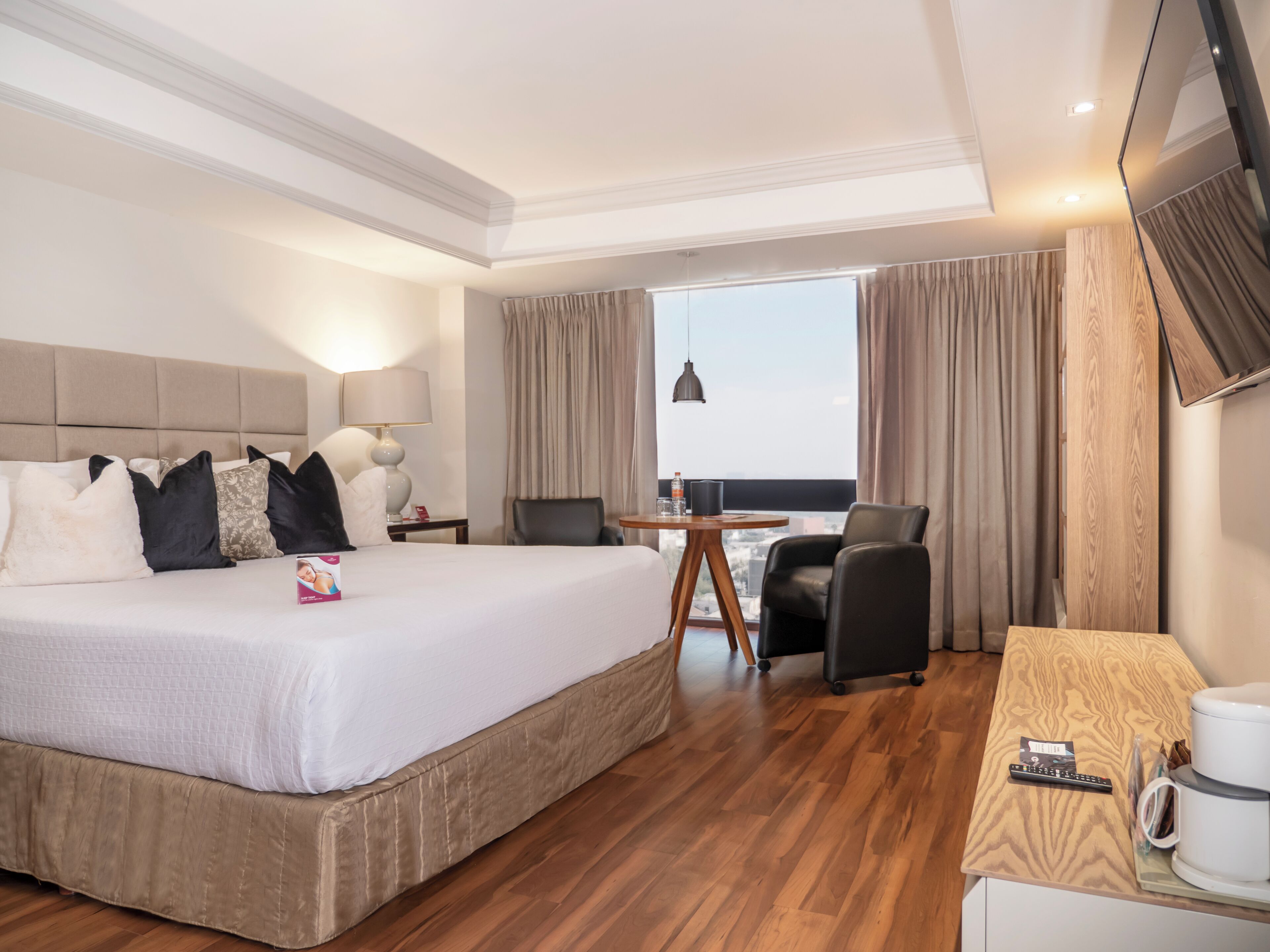 Presidential Suite | Peralatan tempat tidur premium, gebar bulu kapas, peti besi dalam bilik 