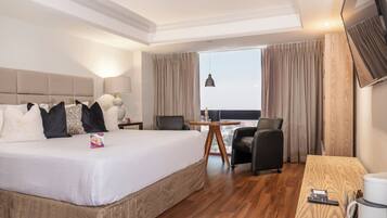Presidential Suite | Peralatan tempat tidur premium, gebar bulu kapas, peti besi dalam bilik