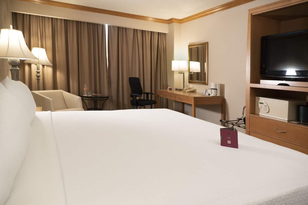 Standard Room, 1 King Bed | Premium bedding, down comforters, in-room safe, desk