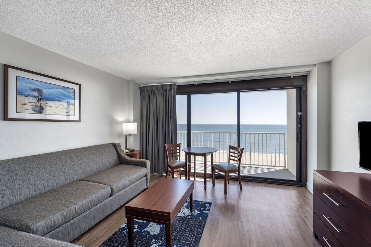 Standard Suite (floors 8 - 10) | Wohnzimmer | 40-Zoll-Fernseher mit Satellitenempfang