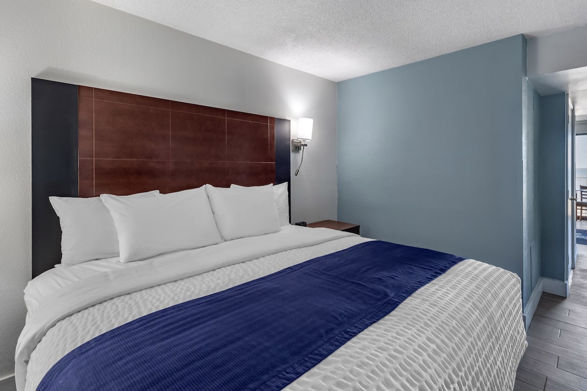 standard suite (floors 8 - 10) | 1 bedroom, in-room safe, blackout curtains, free wifi