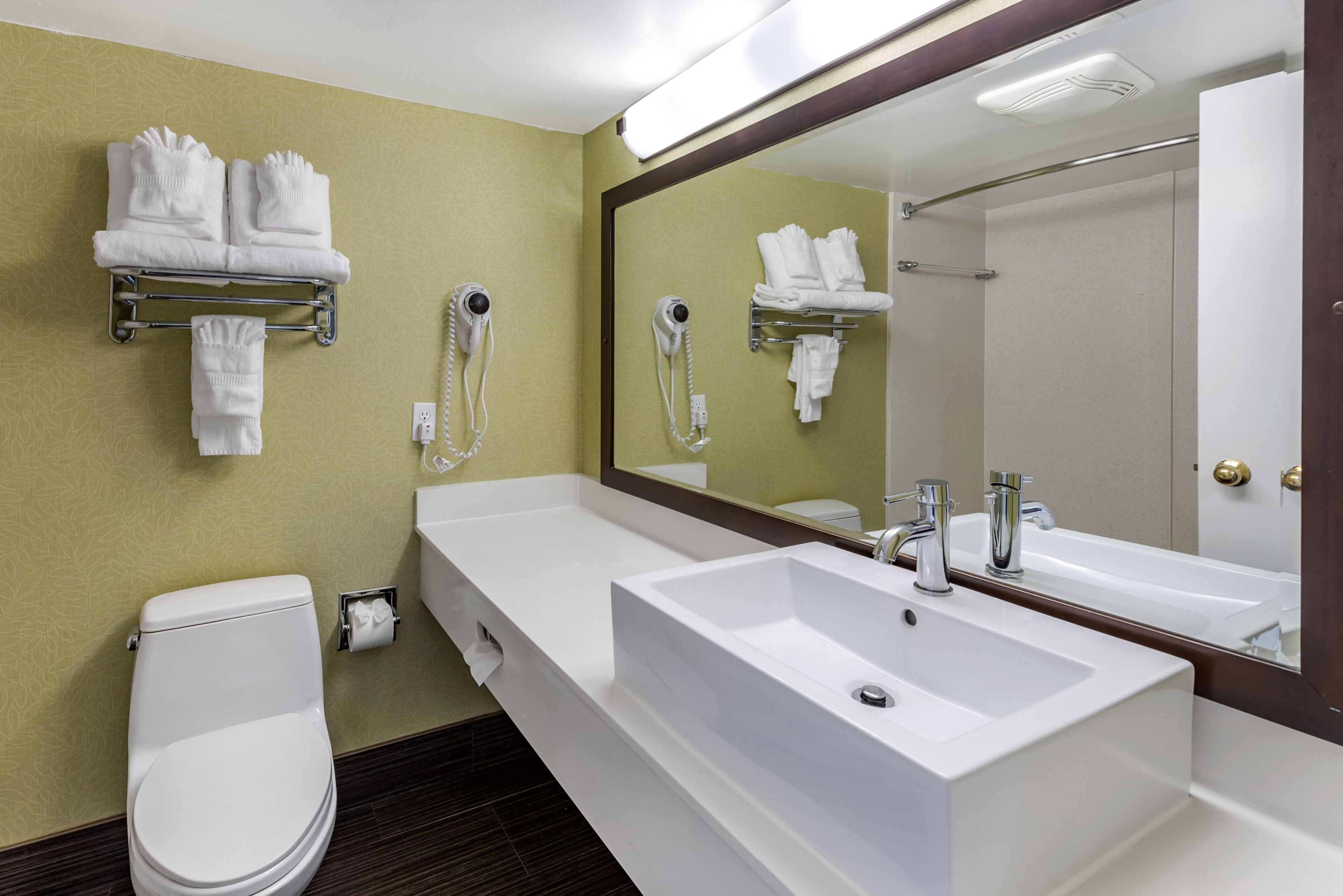 combined shower/bathtub, hair dryer, towels