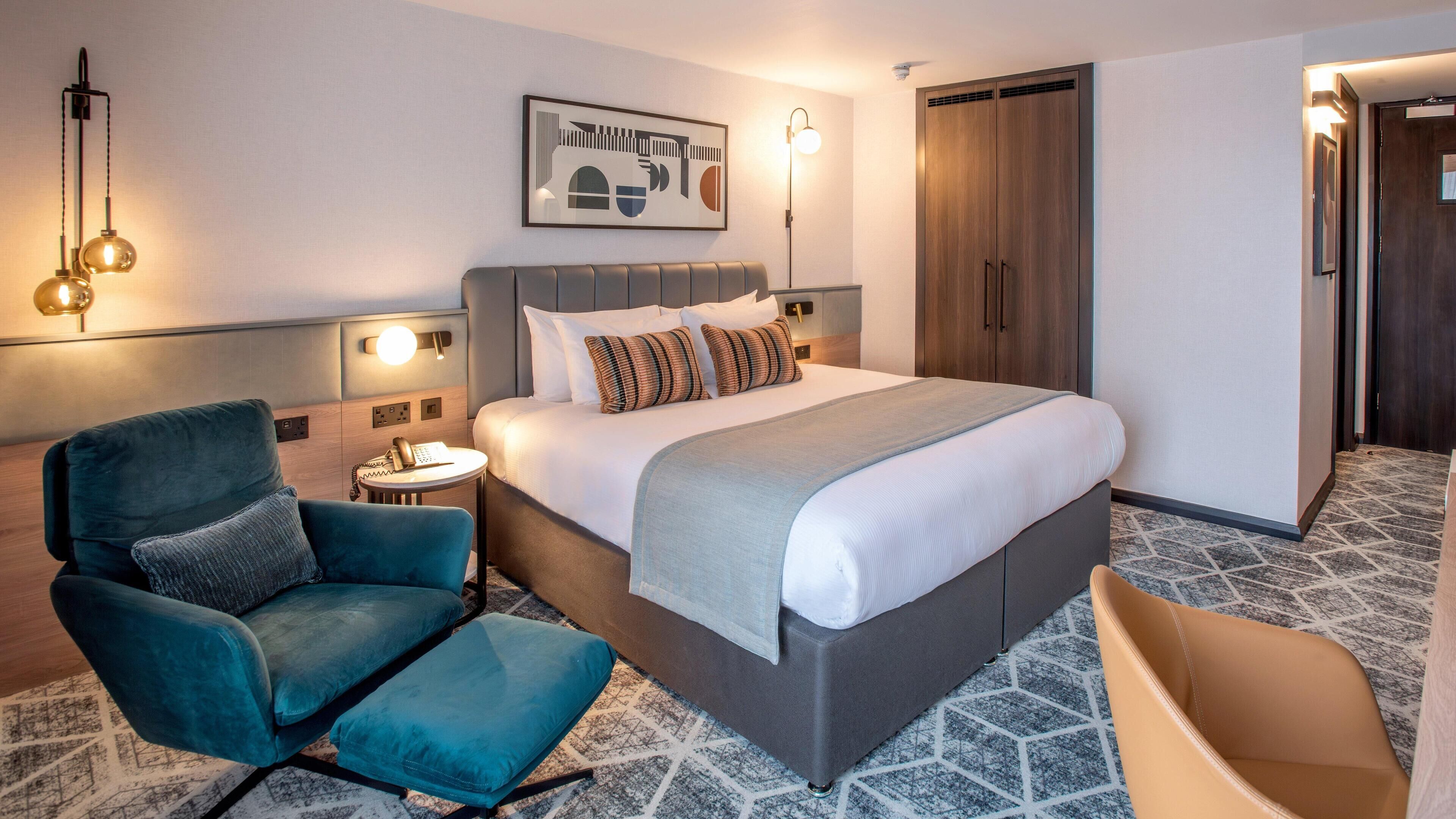 Hypo-allergenic bedding, in-room safe, desk, laptop workspace