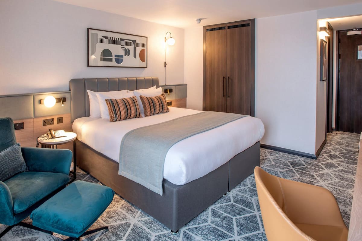 Ropa de cama hipoalergénica y caja de seguridad en la habitación
