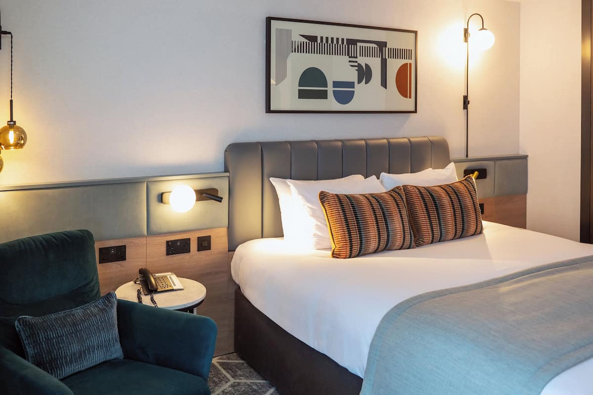 Camera Premium, 1 letto king, accesso al Club Lounge (Club Floor) | Biancheria da letto ipoallergenica, una cassaforte in camera