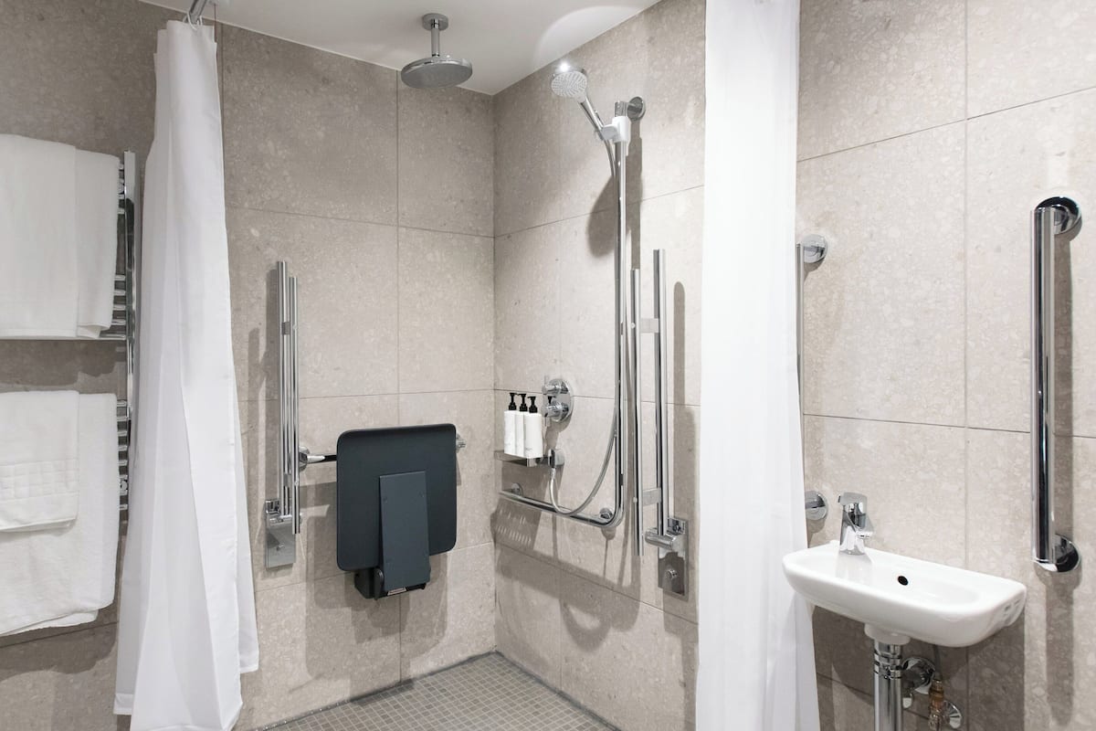 Camera Standard, 1 letto matrimoniale, accessibile ai disabili (Walk in Shower) | Biancheria da letto ipoallergenica, una cassaforte in camera