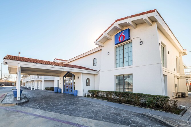 Motel 6 Grand Prairie, TX - Interstate 30 in Grand Prairie ...