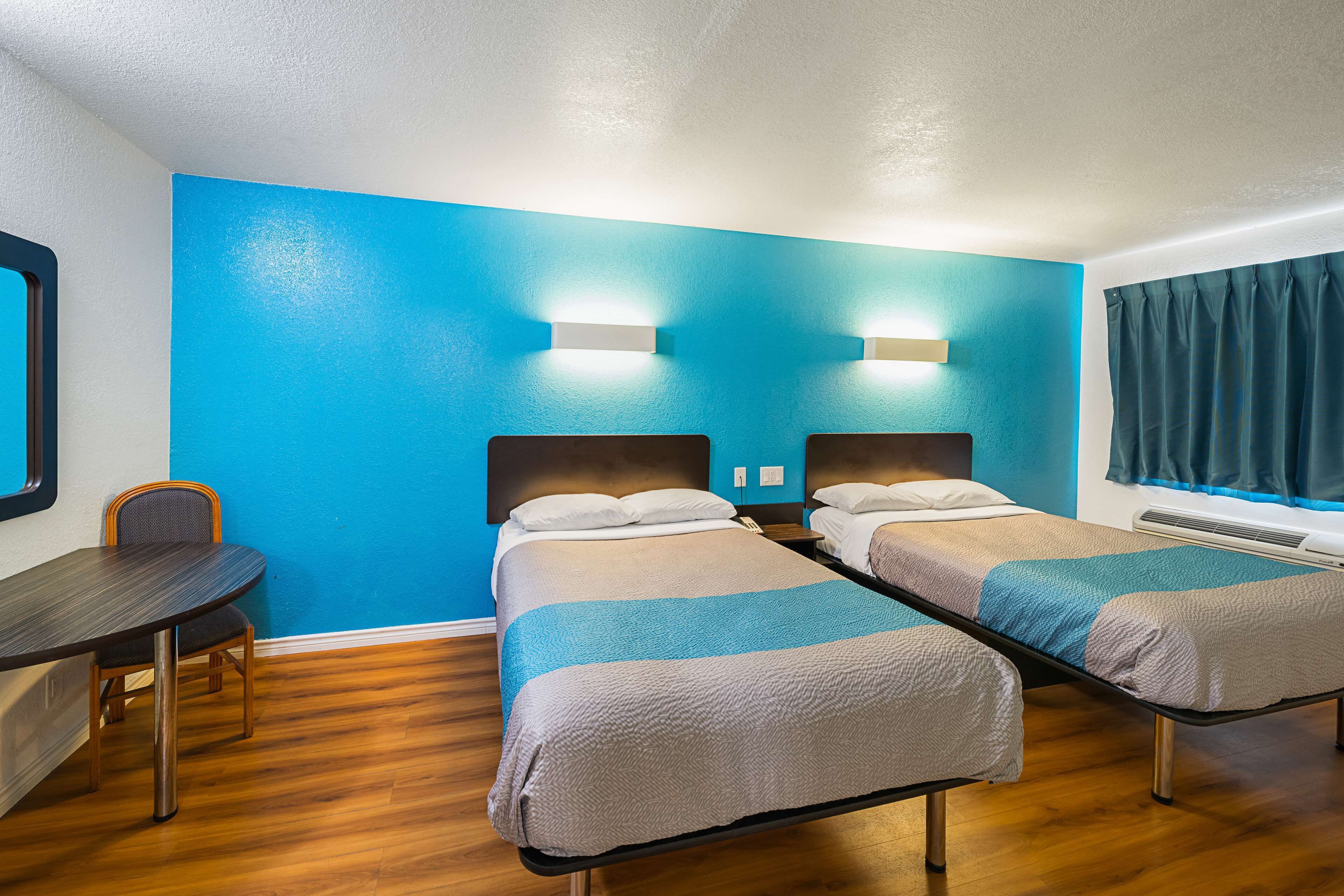 Escritorio, wifi gratis y ropa de cama 