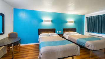 Escritorio, wifi gratis y ropa de cama