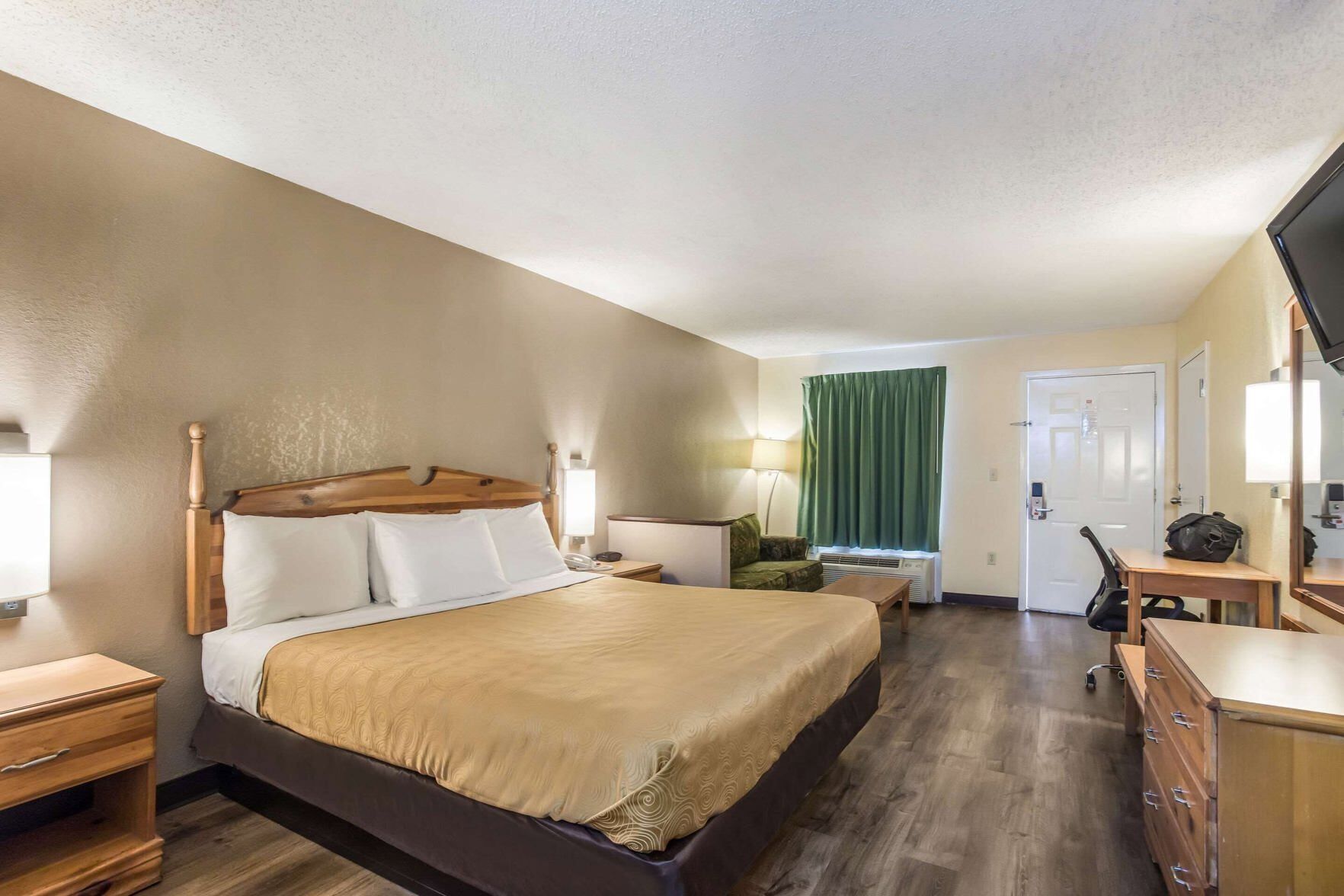 Pillowtop beds, in-room safe, iron/ironing board, free WiFi