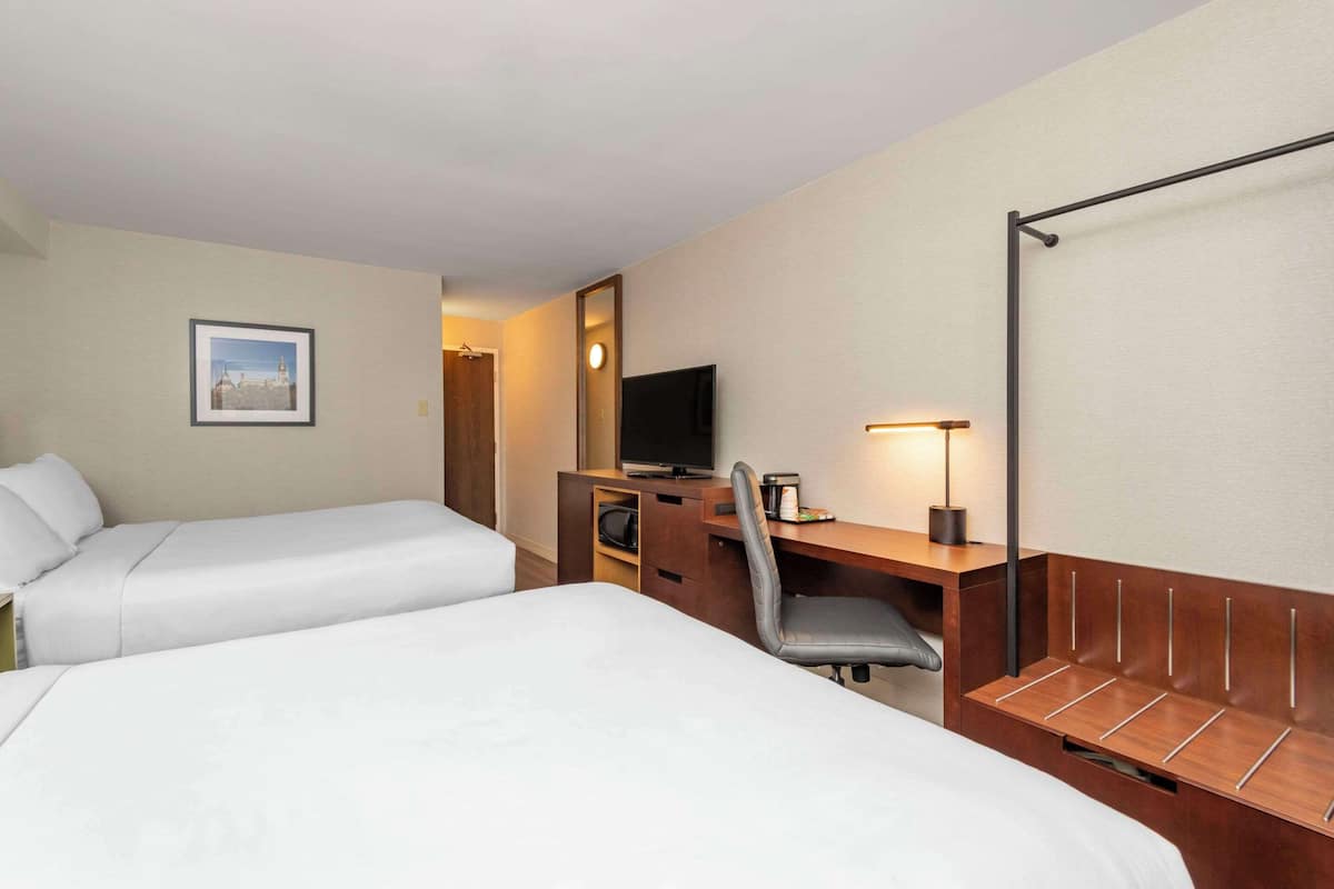 Room, 2 Katil Ratu (Queen), Non Smoking | Peralatan tempat tidur premium, tilam berlapik, meja