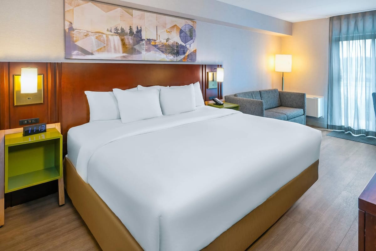 Habitación empresarial, 1 cama King size, para no fumadores | Ropa de cama de alta calidad, camas con pillow-top y escritorio